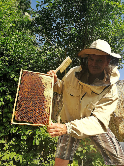 Martin Nikodým produkuje vlastný med.
