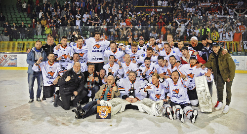 Michalovskí hokejisti po víťaznom zápase v Žiline, ktorým potvrdili historický postup medzi elitu.