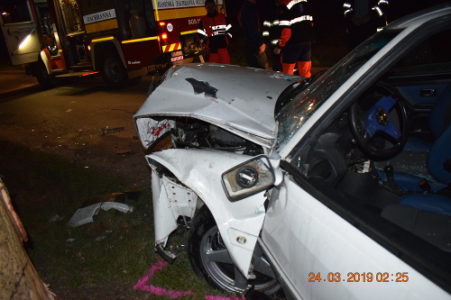 V osobnom aute po náraze do stromu zahynul vodič († 46) z Pezinka.