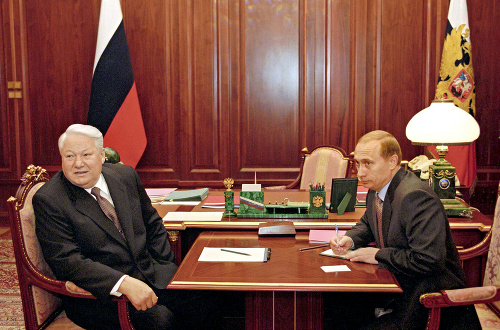 Rok 1999: S Borisom Jeľcinom sa dohodli na prevzatí moci. Putin mu aj  jeho rodine zaručil beztrestnosť. 