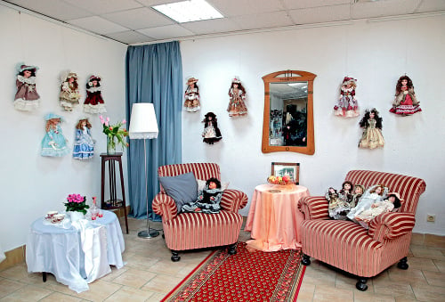 Výstava: Porcelánové bábiky vystavovala  pani Viola v bratislavskom Stredisku kultúry.