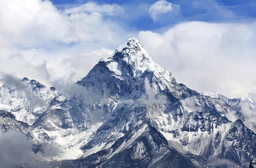 Slovenských horolezcov zasiahla lavína pri vzostupe na Everest. 