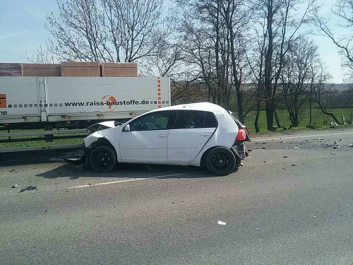 V okrese Trnava sa zrazil nákladiak s prívesom s tromi osobnými autami.  