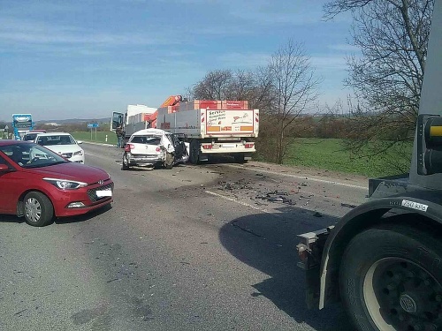V okrese Trnava sa zrazil nákladiak s prívesom s tromi osobnými autami.  