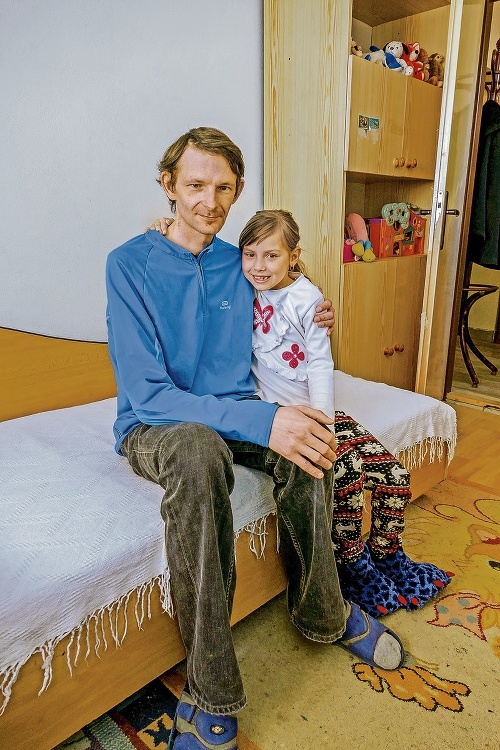 Petrovu dcérku Dominiku (6) berie Miro  ako svoju vlastnú sestričku. 