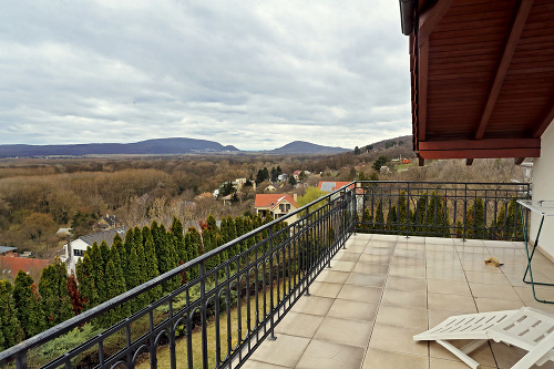 Z terasy domu je výhľad na Dunaj a do Rakúska.