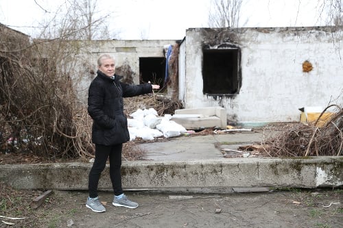 Dáša (65) ukazuje na bezdomovcami zdevastovaný priestor, ktorý už roky chátra.