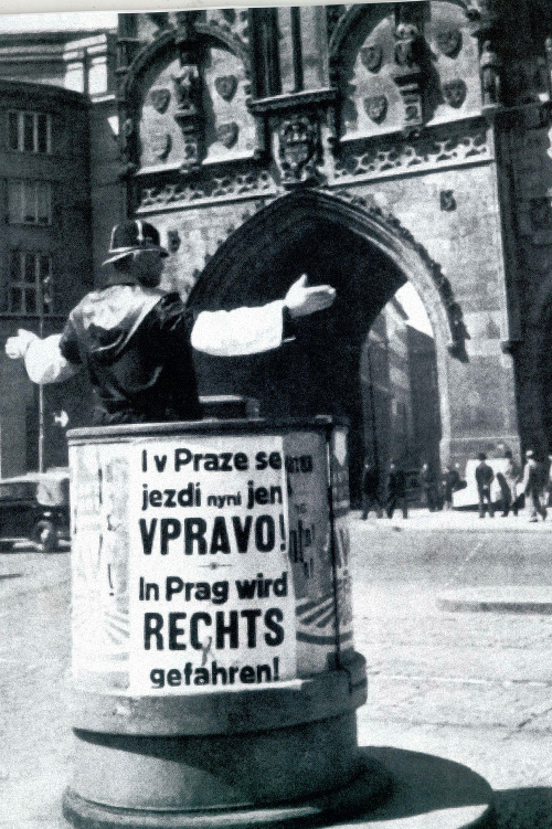 Na archívnej snímke z roku 1939 riadi dopravný štrážnik dopravu v Prahe.