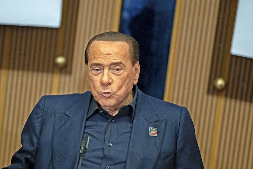 Berlusconi čelí viacerým obvineniam.