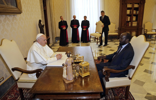 Pápež na stretnutí s prezidentom Kiirom.