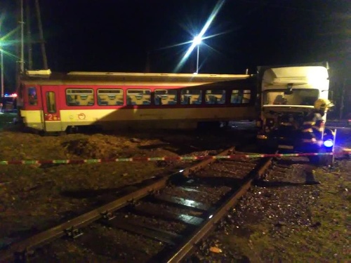 Osobný motorový vlak sa po zrážke s nákladiakom vykolajil.