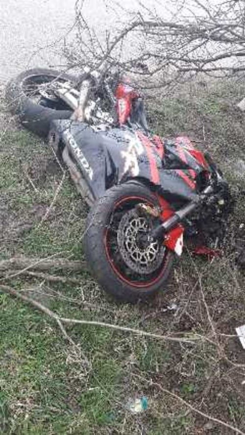 Jeho obľúbená motorka skončila rozbitá pod stromom.