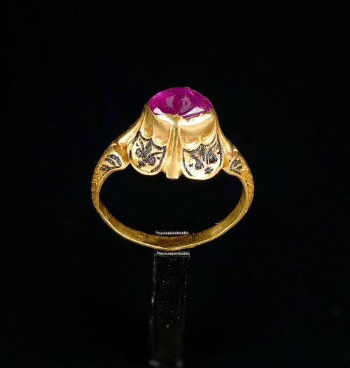 Zlatý prsteň s rubínom z hrobu Štefana Dobóa. Cena: 35 000€