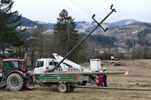 Pracovníci spoločnosti Stredoslovenská energetika (SSE) počas opravy stĺpu elektrického vedenia v lokalite Čadca - Zákopčie.