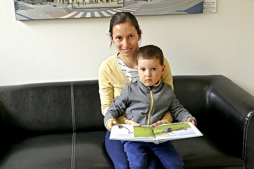 Lucia (30) chodí so synom Martinkom (3) do knižnice často.