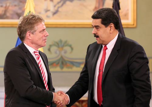 Kriener si ešte v septembri 2018 podával ruku s Madurom.