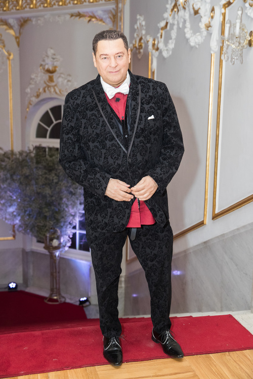 Po luxusnom obleku siahol aj známy moderátor a gurmán Peter Justin Topoľský.