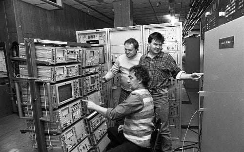 Technika: Fotografia z roku 1994 dokazuje, že techniky na vysielanie bola kedysi plná miestnosť. Zamestnanci Michal a Jozef ukazujú na porovnanie na dnešné zariadenia. 
