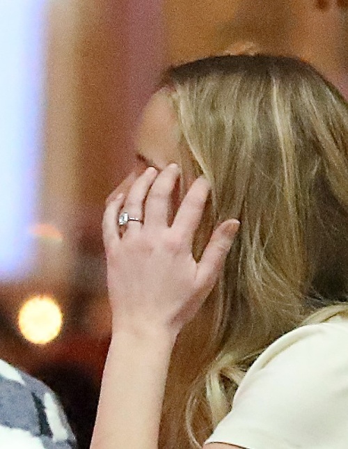 Jennifer Lawrence (28) so zásnubným prsteňom.