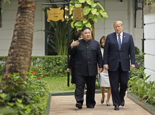 Kim po stretnutí zmizol a pred novinárov sa postavil len Trump.