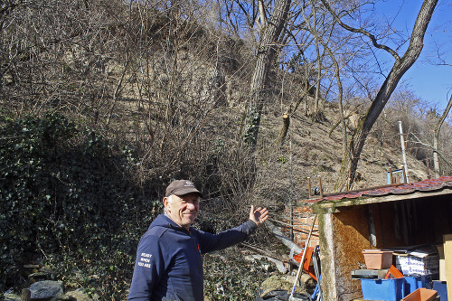 Penzista Ivan (75) ukazuje na zosunutý kopec