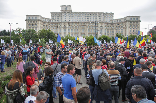 Pred parlamentom v Bukurešti protestovali stovky ľudí.