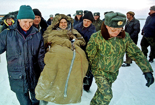 28. Február 1999: Vesmírny modul s Bellom pristál v kazašskej stepi. 