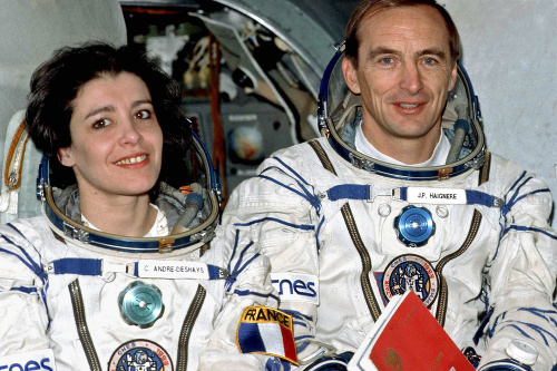 Manželia: Claudie Haigneré v r. 1996 letela na stanicu Mir, v r. 2001 na ISS. Jej muž bol vo vesmíre v r. 1993 a 1999.