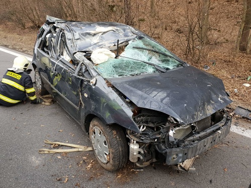 V tomto aute na ceste v okrese Detva v nedeľu ráno zahynul vodič Marián († 55) z okrese Lučenec.