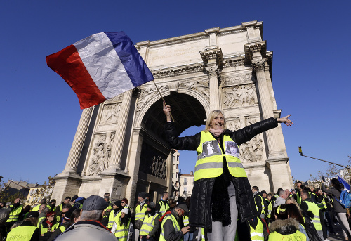 Protestujúci v žltých vestách vo Francúzsku.