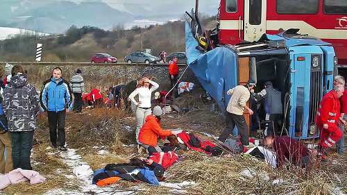 Zrážku autobusu s vlakom vo februári 2009  neprežili dvanásti ľudia, ďalší boli zranení.