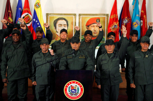 Venezuelský minister obrany Vladimir Padrino López počas tlačovej konferencie