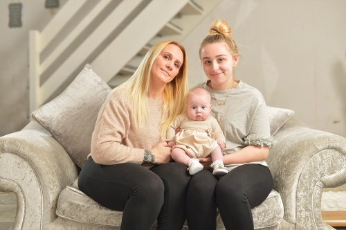 Ebony so svojou matkou Sheree a dcérkou Elodie.