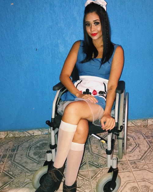 Brunetka zostala pripútaná na invalidný vozík.