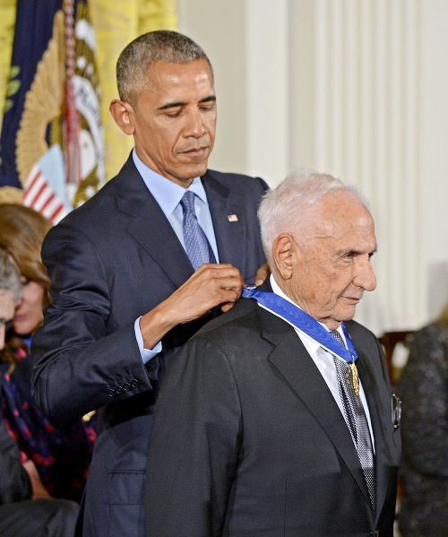 Vyznamenanie: V r. 2016 mu Obama odovzdal r. 2016 mu Obama odovzdal Prezidentskú medailu slobody. 