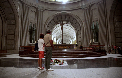 Ľudia sa pozerajú na hrobku bývalého španielskeho diktátora Francisca Franca vo vnútri baziliky v úÚolí padlých.
