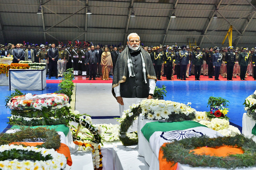 Indický premiér Naréndra Módí pri rakvách obetí vzdáva hold zabitým policajtom.
