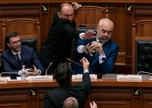Albánsky poslanec v parlamente postriekal premiéra atratamentom.