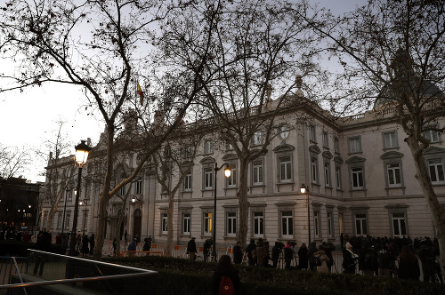 Novinári čakajú pred španielskym Najvyšším súdom v Madride.