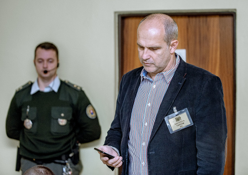 Policajný prezident Milan Lučanský (vpravo) vypovedal na súde.
