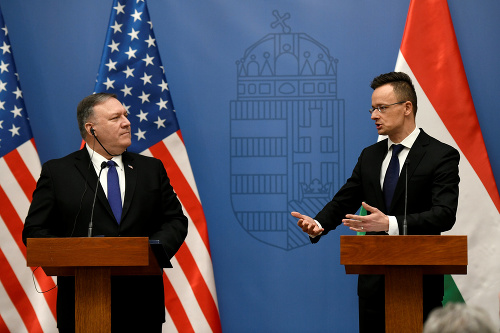 Šéf americkej diplomacie Mike Pompeo s ministrom zahraničných vecí Péterom Szijjártóom v Budapešti