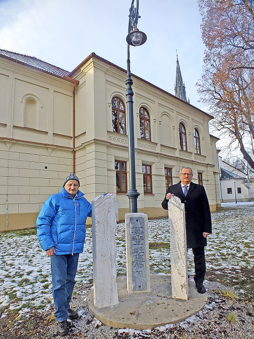 Pri pamätníku elektrifikácie Spišskej Novej Vsi stojí primátor Ján Volný (vpravo) a autor knihy o iglovskej elektrárni Ján Petrík.