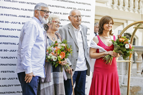 POCTA: Pri prevzatí ceny za celoživotné dielo robili režisérovi spoločnosť jeho dcéry Katarína (vľavo) a Zuzana.