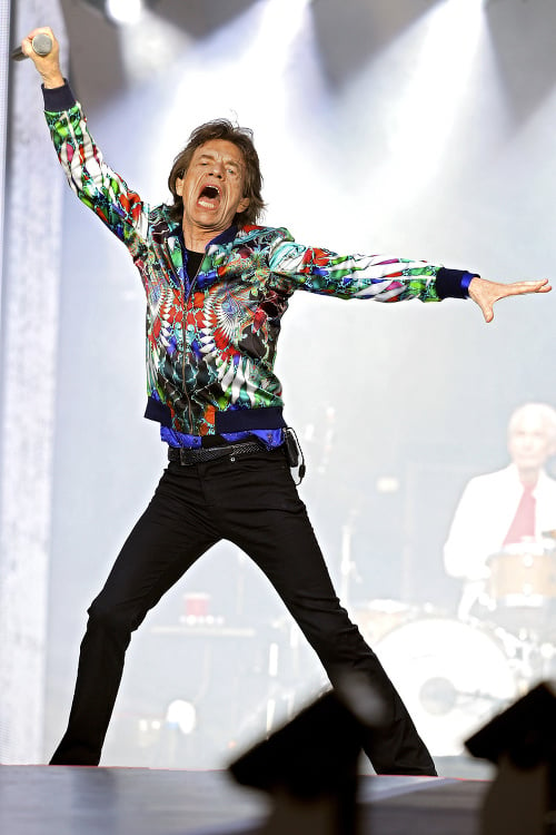 Mick Jagger: Pohyby tohto speváka sú také ikonické, že sa dostali aj do textu piesne skupiny Maroon 5 - Moves like Jagger. 
