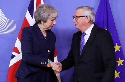 Britská premiérka Theresa Mayová a predseda Európskej komisie Jean-Claude Juncker v Bruseli