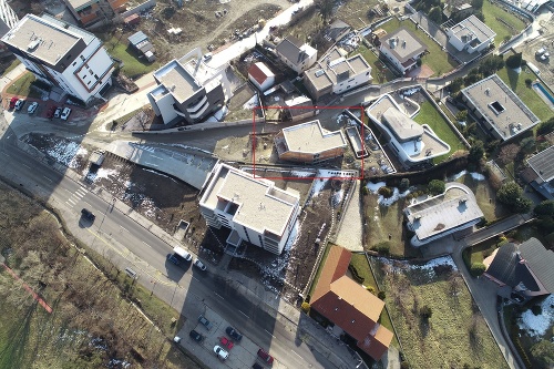 Február 2019 - Domček je dnes učupený medzi oveľa vyššími budovami.