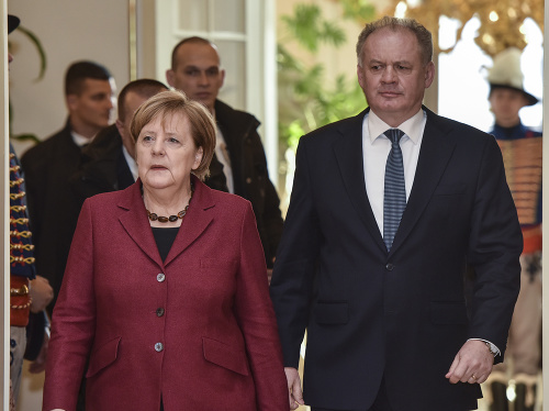 Angela Merkelová (vľavo) a Andrej Kiska počas prijatia v Prezidentskom paláci.