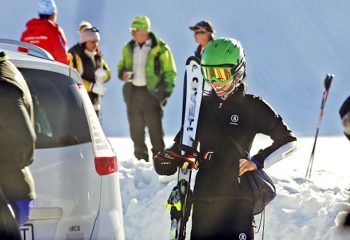 Virtuózka a lyžiarka poctivo cvičí slalom so svojím trénerom.