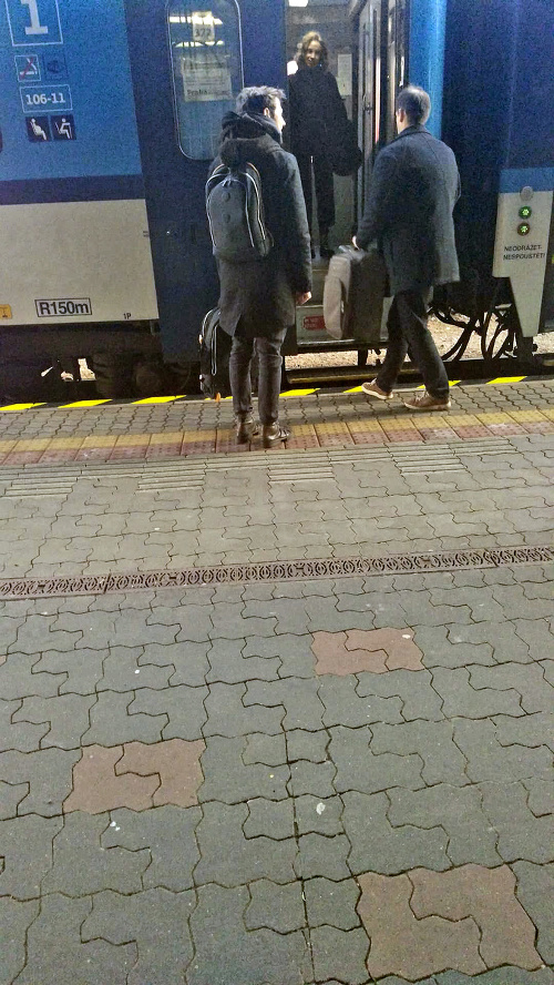 Bratislava 30.11.2018, 8.06 hod.: Herečka s milencom Jonatánom (vľavo) blokovali vstup do vlaku.