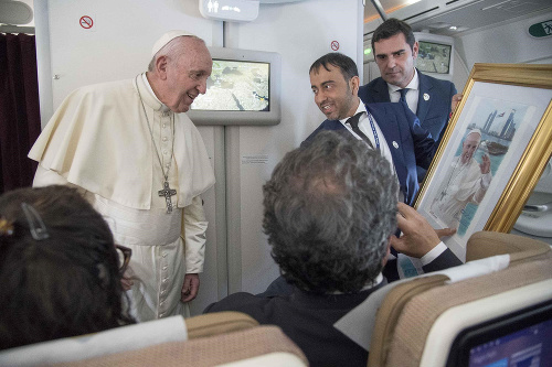 Pápež František na palube lietadla, kde prehovoril o situácii vo Venezuele.